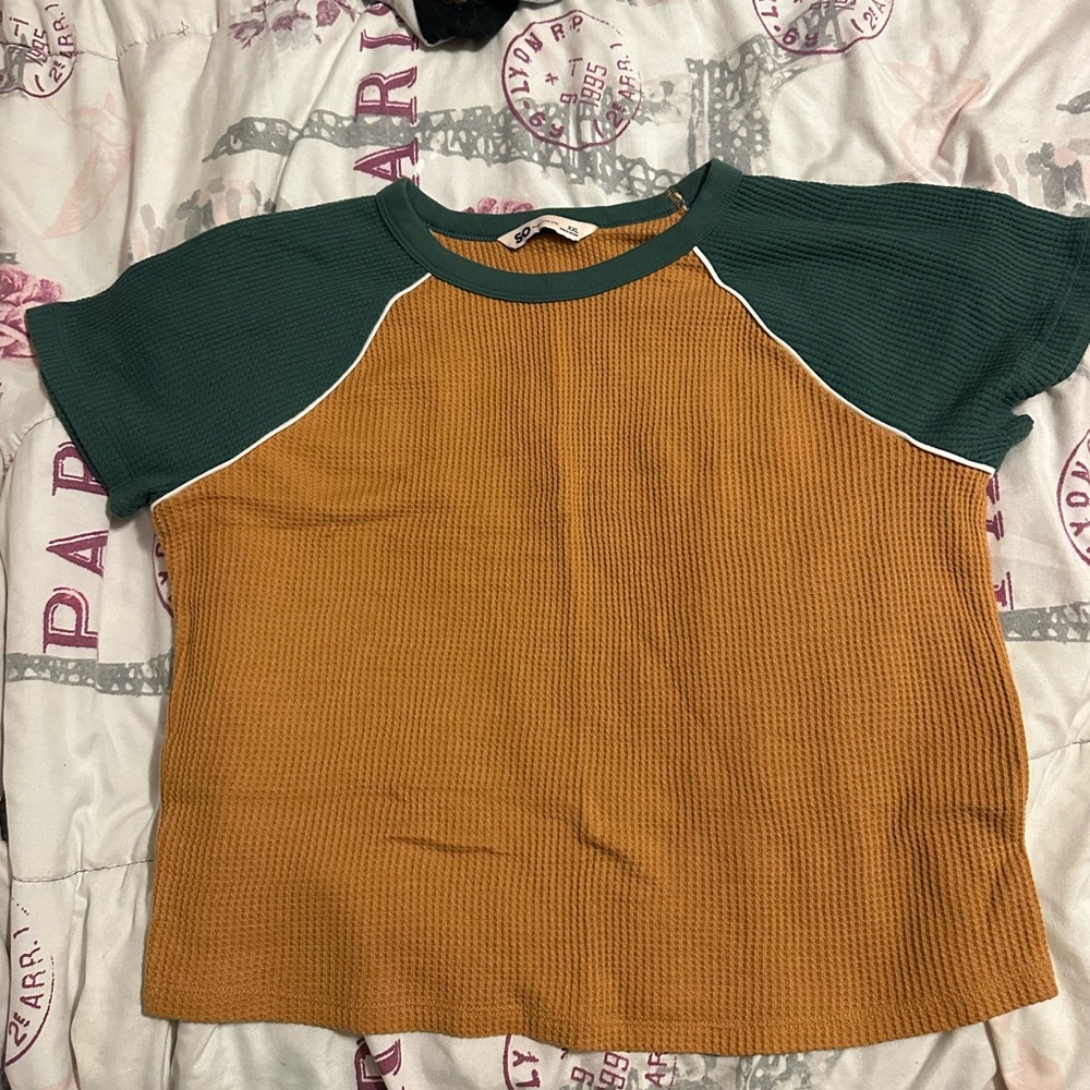 SO fitted green and tan tee